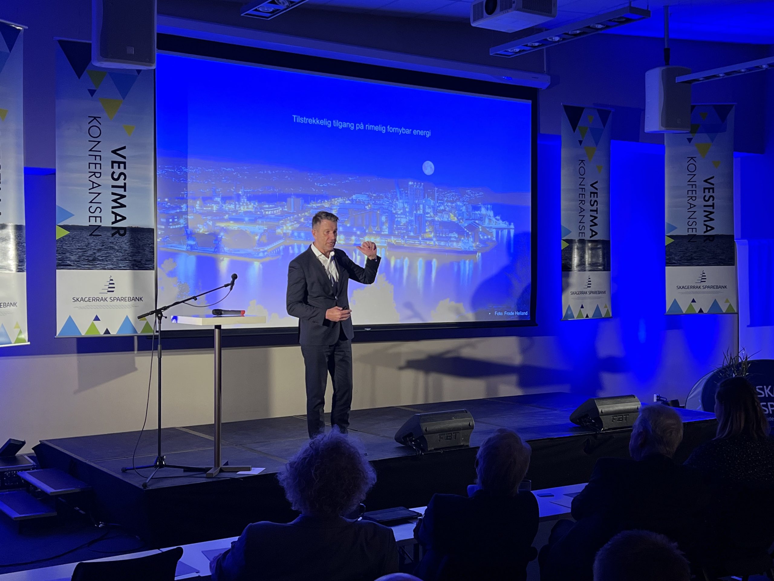 Olje- og energiminister
Terje Aasland (Ap) i diskusjoner med publikum fra Vestmarkonferansen 2022.